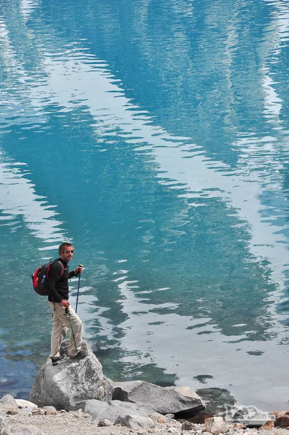 Observando as águas azuis da Laguna de Los Tres, no parque Los Glaciares, região de El Chaltén, no sul da patagonia argentina